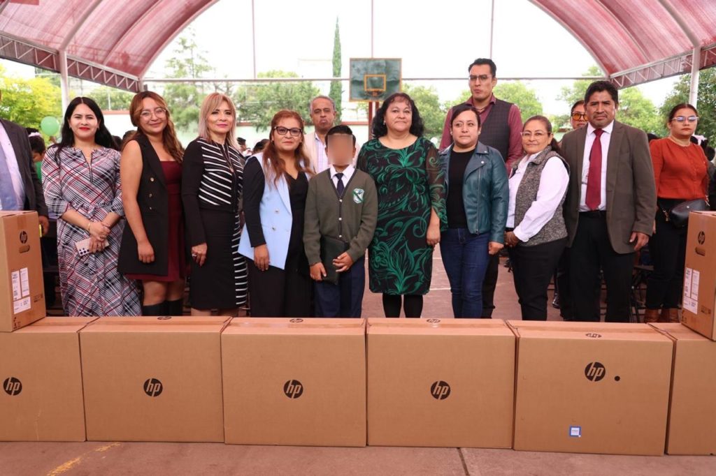 Entrega Alcaldesa de Tecámac 40 Computadoras en Escuelas de Primaria