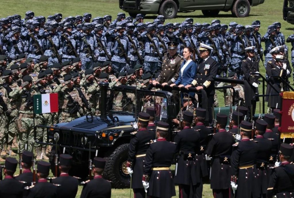 CLAUDIA SHEINBAUM PARDO RECIBE SALUTACIÓN DE LAS FUERZAS ARMADAS MEXICANAS COMO PRIMERA PRESIDENTA DE MÉXICO Y COMANDANTA SUPREMA