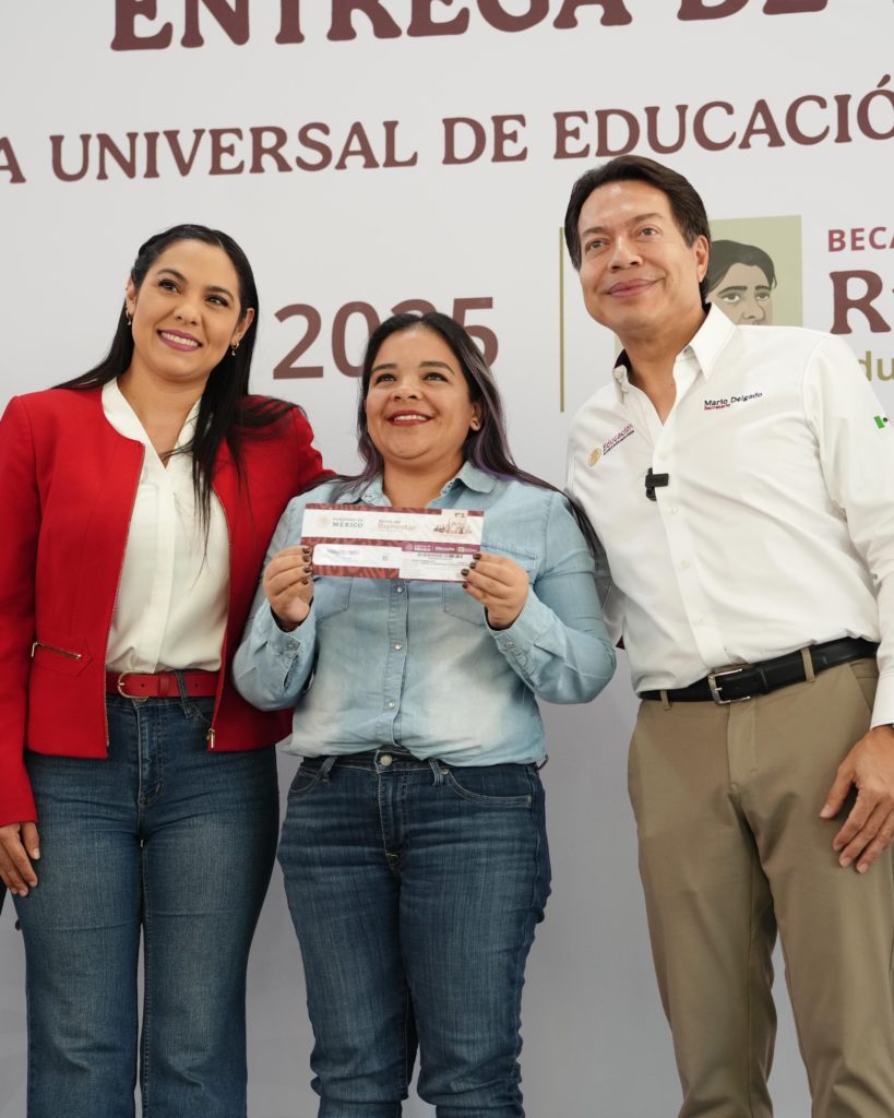 Con la entrega de 5.6 millones de becas universales para Educación Básica “Rita Cetina”