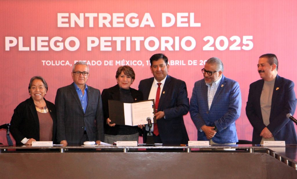 CON ENTREGA DE PLIEGO PETITORIO JENARO MARTÍNEZ,  SECRETARIO GENERAL DEL SMSEM LLEVA LA VOZ DEL MAGISTERIO ANTE LA GOBERNADORA DELFINA GÓMEZ