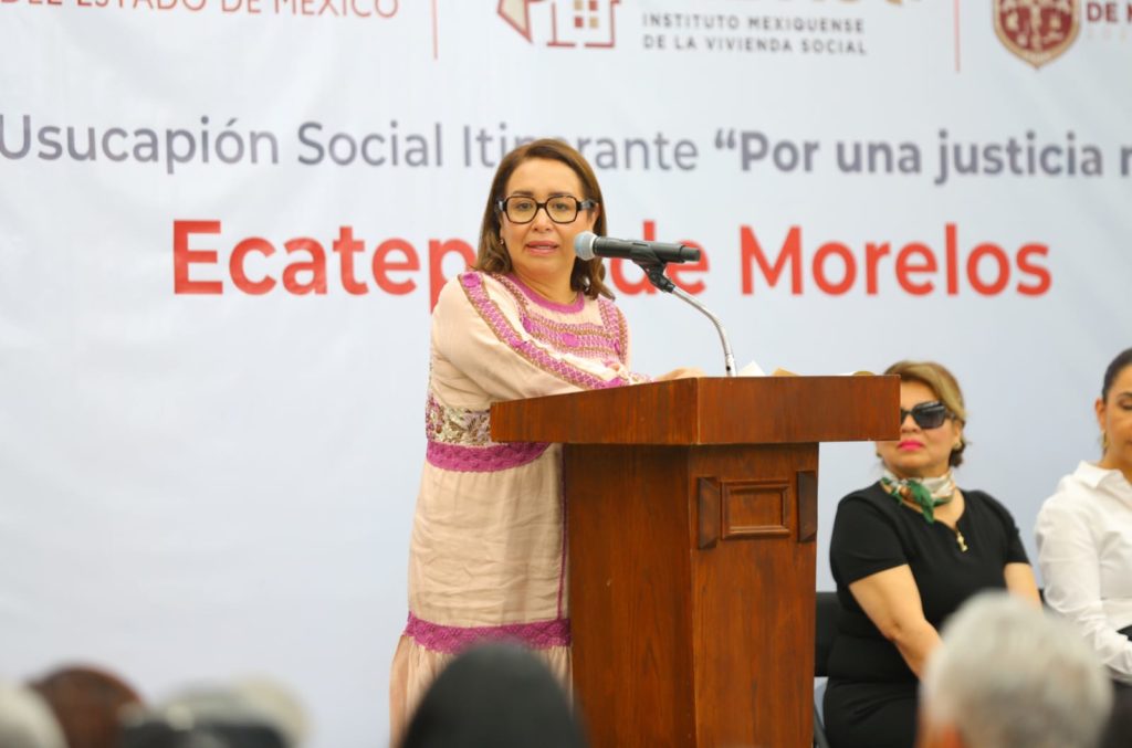 ECATEPENSES RECIBEN SENTENCIAS PARA REGULARIZAR SUS VIVIENDAS