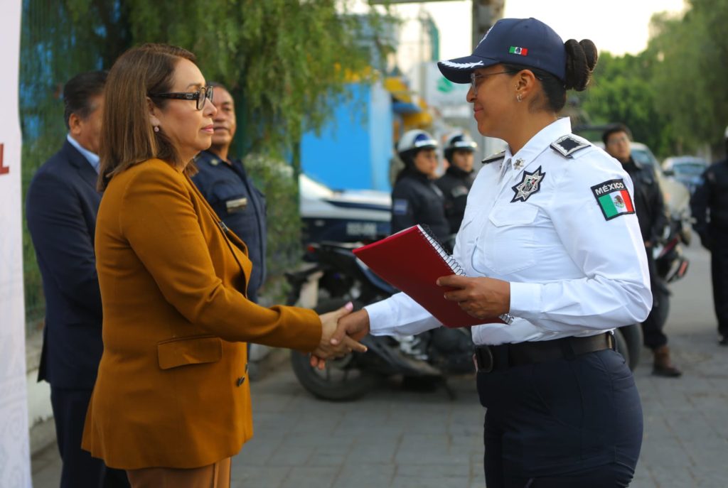 POLICÍAS DEBEN REIVINDICAR VALORES DE LA CORPORACIÓN AZUCENA CISNEROS