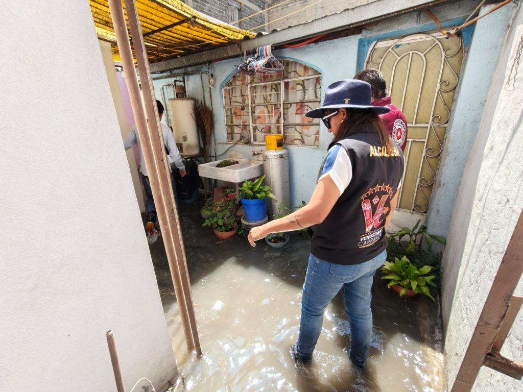 Apoya Evelyn Parra a familias afectadas por mega fuga de agua en la colonia 20 de noviembre