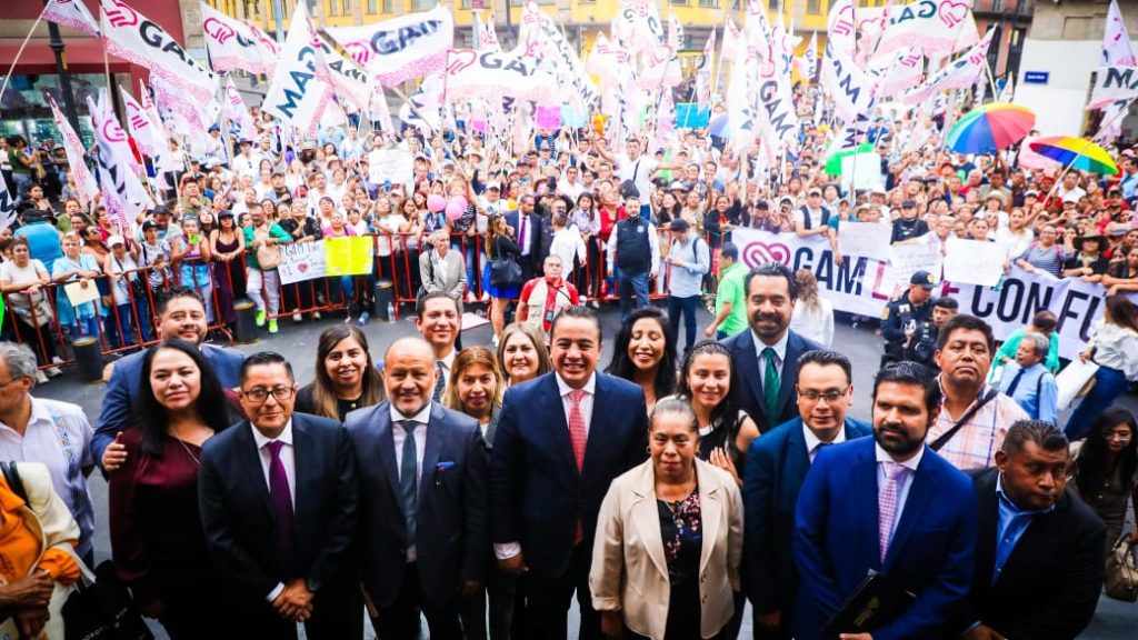 Diputados ovacionan a Janecarlo Lozano en comparecencia