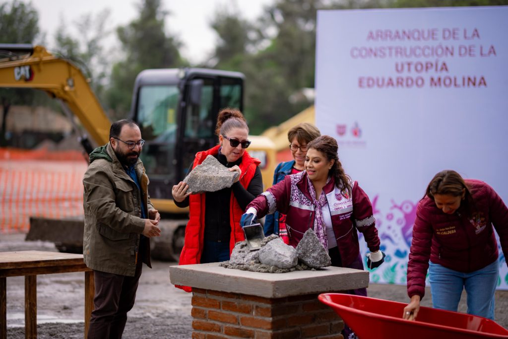 COLOCA CLARA BRUGADA PRIMERA PIEDRA DE LA UTOPÍA EDUARDO MOLINA