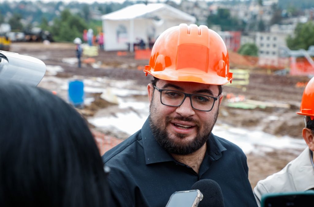 SUPERVISAN ALCALDE ISAAC MONTOYA Y SECRETARIO DE MOVILIDAD MONTAJE DEL PRIMERO DE LOS 62 POSTES CON LOS QUE CONTARÁ LA LÍNEA 3 DEL MEXICABLE