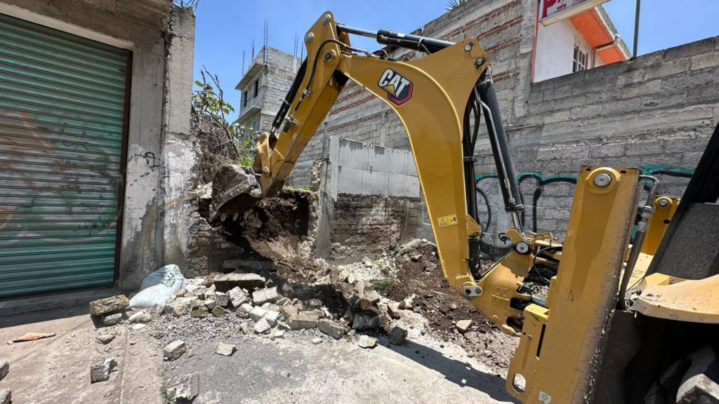 En cumplimiento a compromisos del Alcalde Daniel Serrano en el Ejido El Socorro, retiran dos bardas ilegales y liberan vialidades