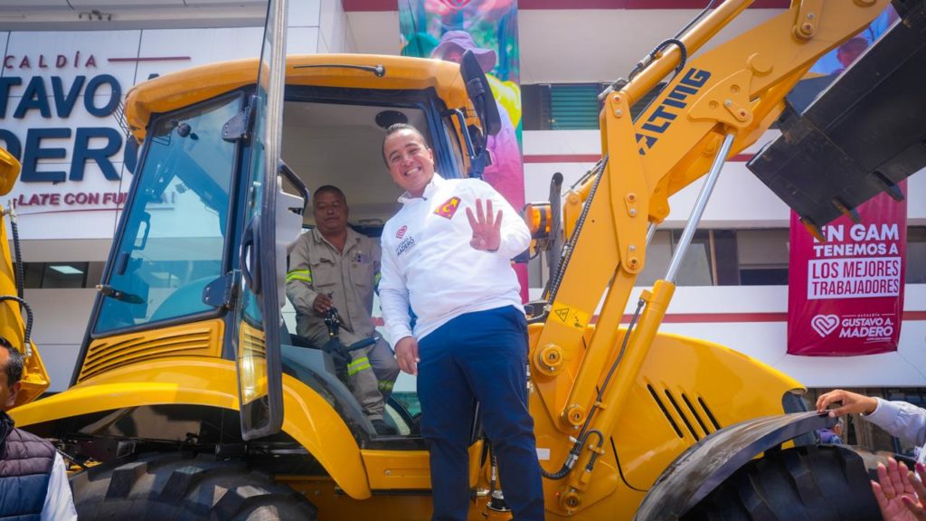 Janecarlo Lozano entregó maquinaria pesada a trabajadores para atender servicios