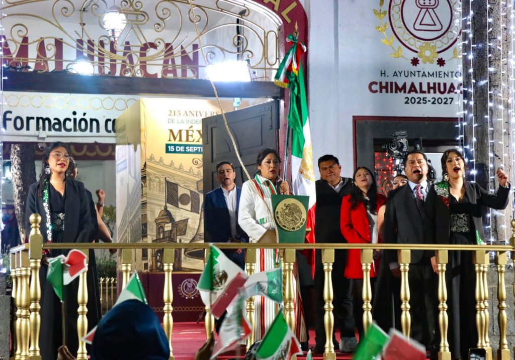 CON GRAN EMOCIÓN, PRESIDENTA DE CHIMALHUACÁN ENCABEZA GRITO DE INDEPENDENCIA ANTE MILES DE FAMILIAS