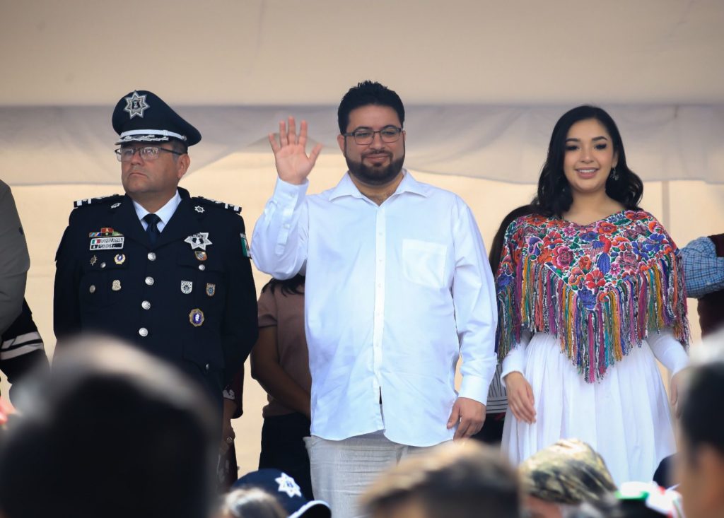 ACUDEN MILES DE NAUCALPENSES AL TRADICIONAL DESFILE CÍVICO QUE PRESENCIÓ EL ALCALDE ISAAC MONTOYA