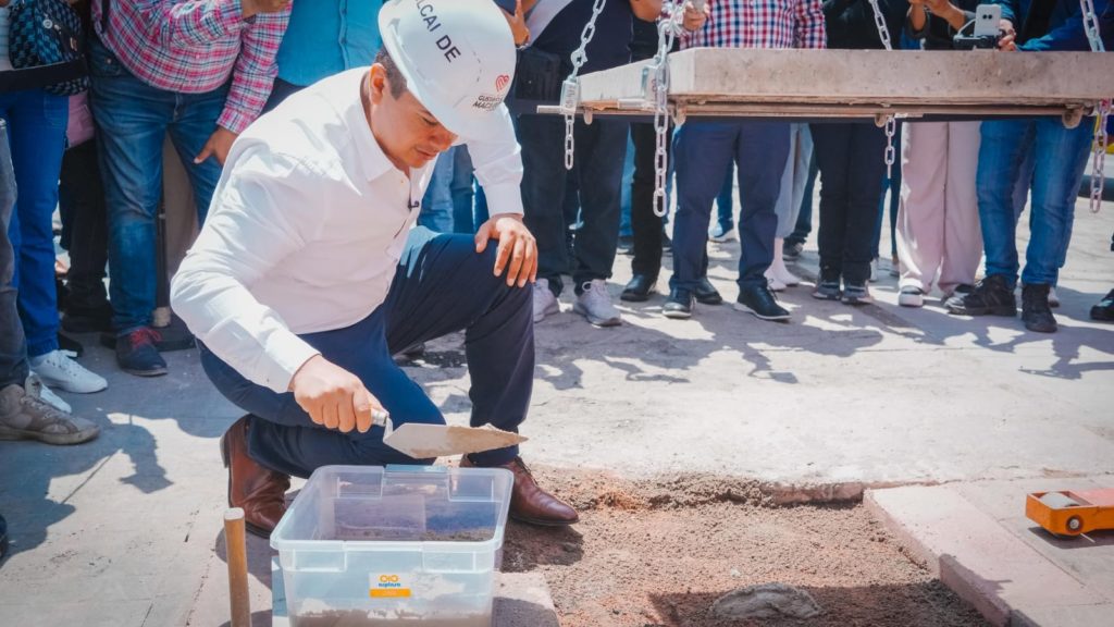 Janecarlo Lozano coloca primera piedra en “Sendero de Paz” Puerto Mazatlán de Cuautepec