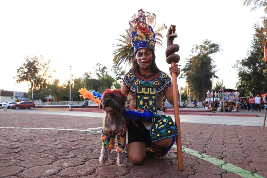 Tecámac celebra el Día de Muertos con un espeluznante y peludo desfile de disfraces