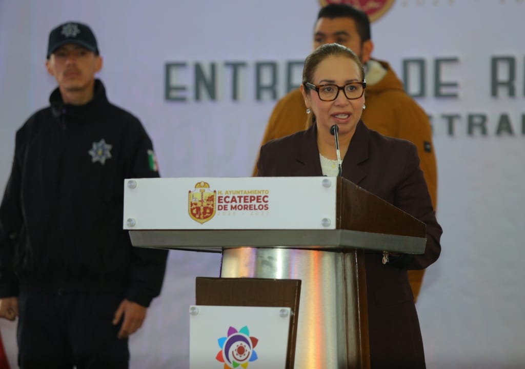 Recibe Azucena Cisneros a policías municipales capacitados en Marina