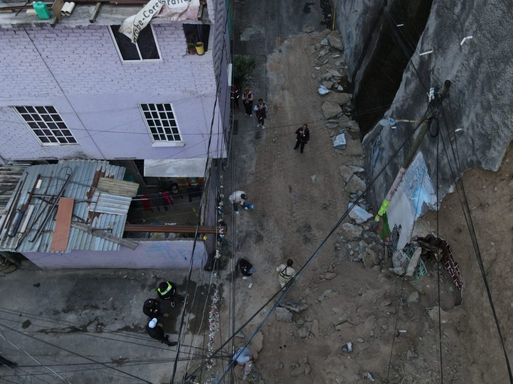 ALCALDÍA ÁLVARO OBREGÓN ATIENDE DESLIZAMIENTO DE TIERRA Y APOYA A POBLACIÓN AFECTADA
