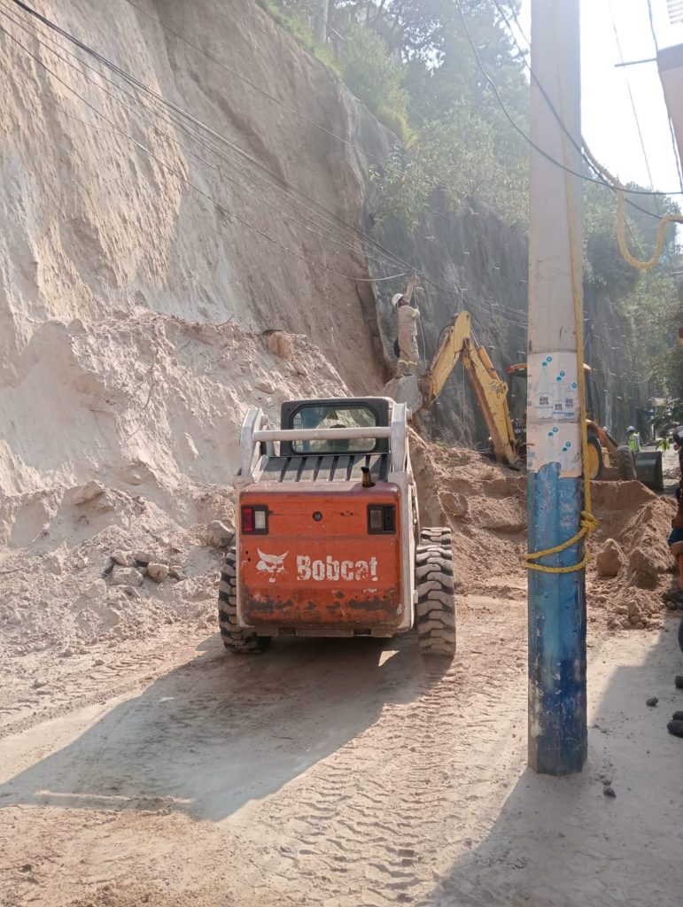 AVANZA ALCALDÍA ÁO EN RETIRO DE MATERIAL TRAS DESLAVE DE TALUD