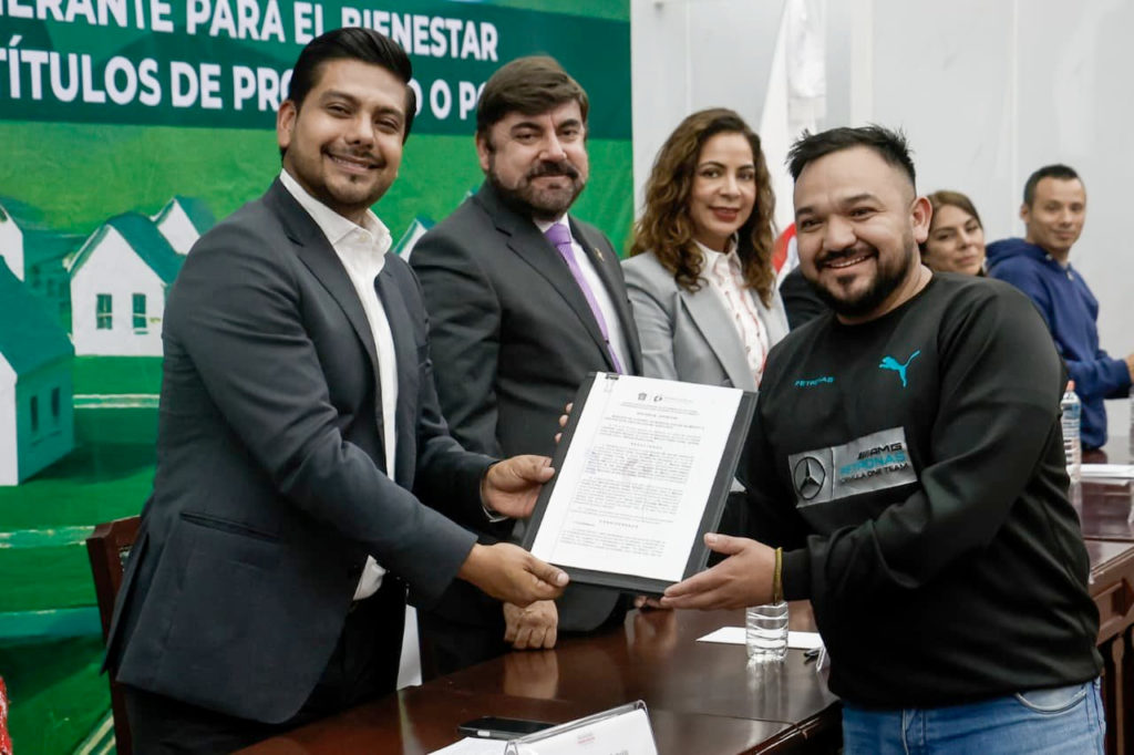 Más de 3 mil familias reciben títulos de propiedad en Nezahualcóyotl