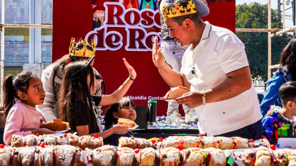 Janecarlo Lozano arranca el año obsequiando Roscas de Reyes
