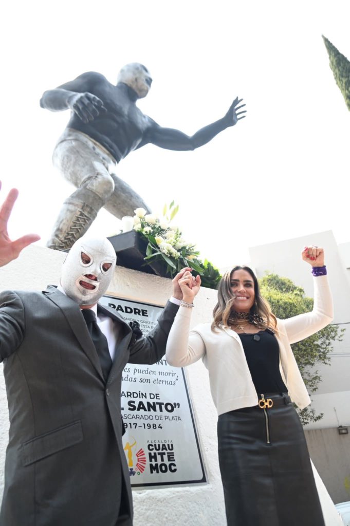 ALE ROJO DE LA VEGA ENCABEZA CONMEMORACIÓN DEL 42° ANIVERSARIO LUCTUOSO DE EL SANTO EN PERALVILLO