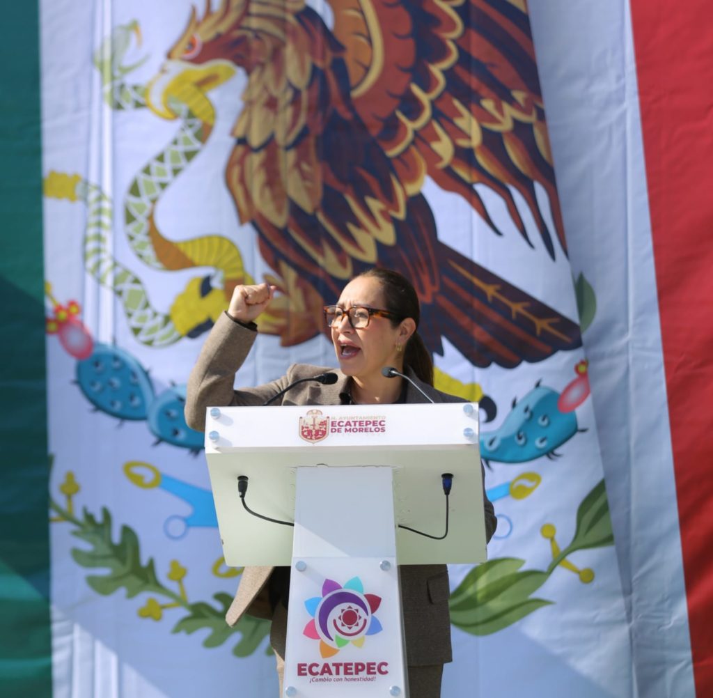 Azucena Cisneros respalda a la presidenta Claudia Sheinbaum en el Día de la Bandera