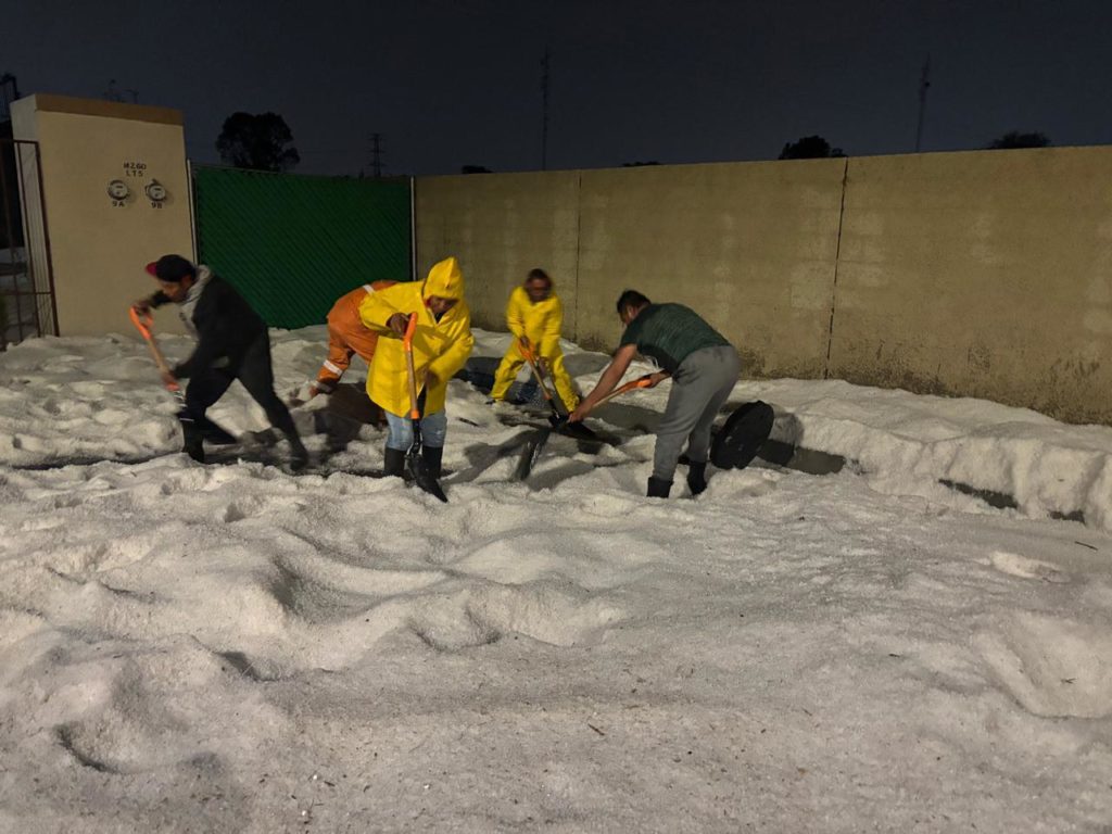 Bomberos y ODAPAS atienden afectaciones por lluvia y granizo en comunidades de Tecámac
