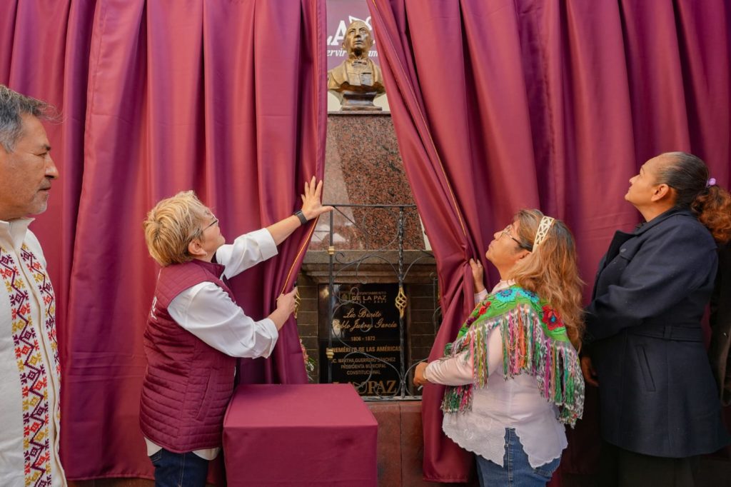 EL AYUNTAMIENTO DE LA PAZ DEVELA BUSTO DE BENITO JUÁREZ EN EL 220 ANIVERSARIO DE SU NATALICIO